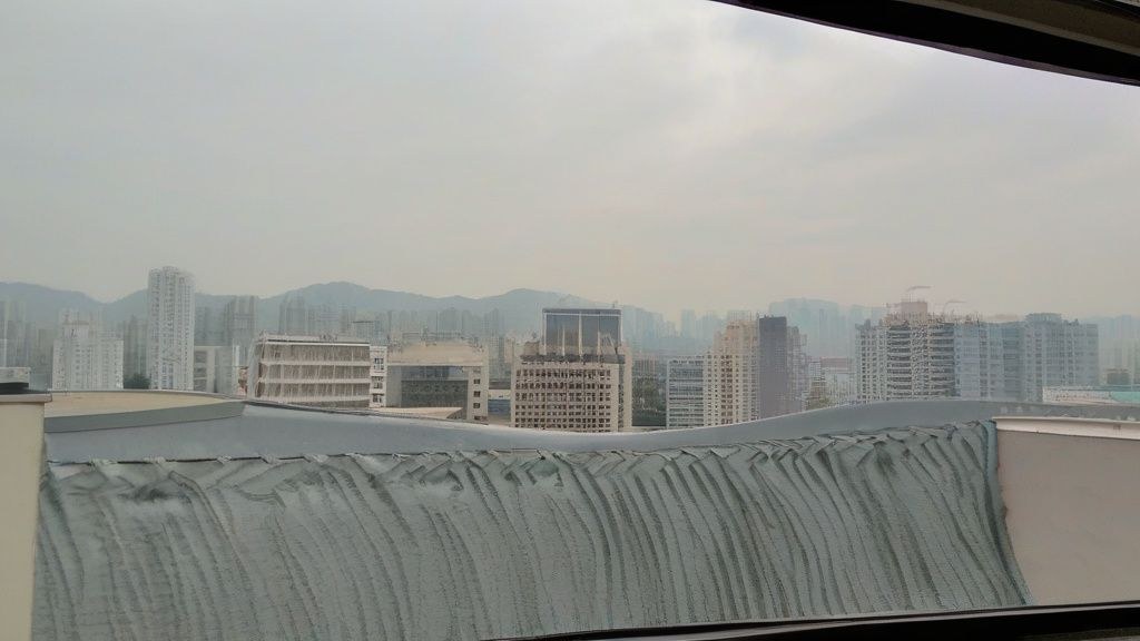 다양한 브랜드의 가성비 무선 이어폰들이 깔끔하게 정돈된 책상 위에 놓여 있는 모습