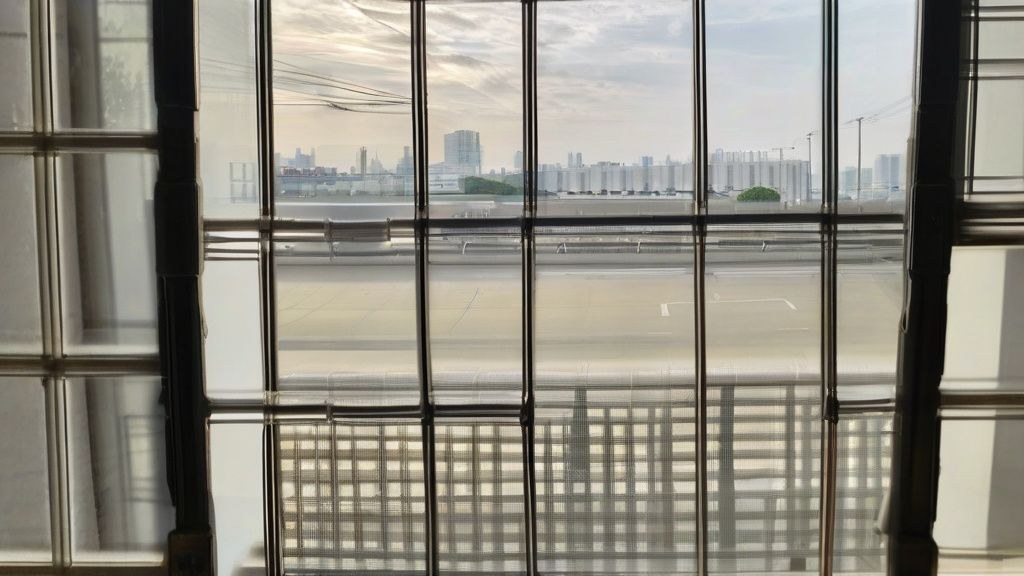 밤하늘 아래 반짝이는 쇼핑백과 함께 '새벽 특가' 문구가 쓰여 있는 모습