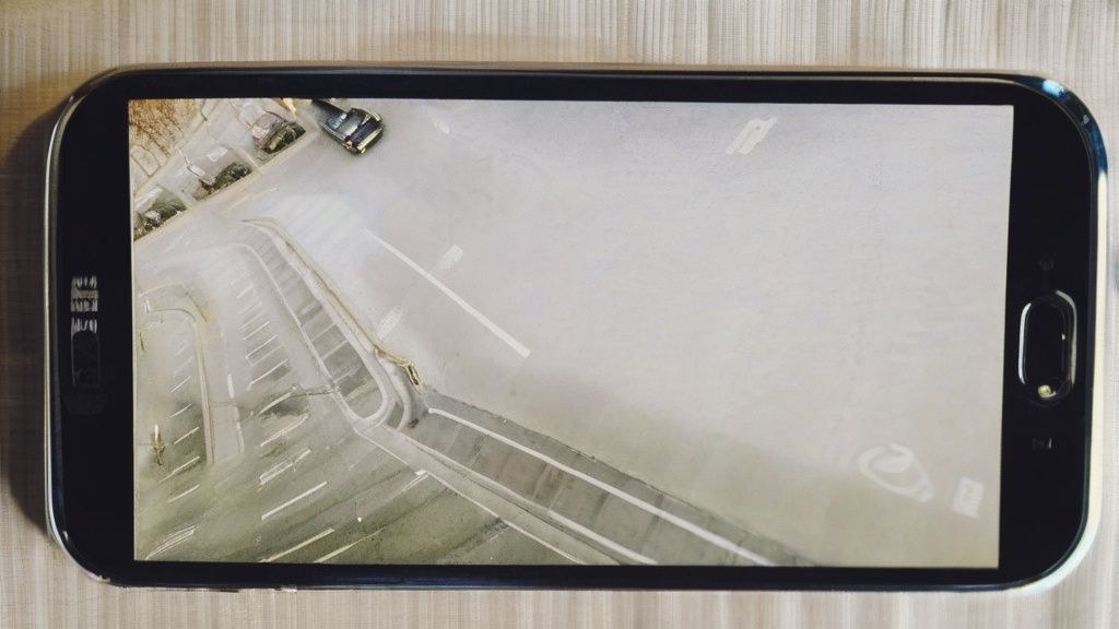 한국의 한 온라인 쇼핑몰 페이지에 나열된 여름 필수템 할인 상품들: 냉감 티셔츠, 휴대용 선풍기, 쿨토시, 방수 이어폰