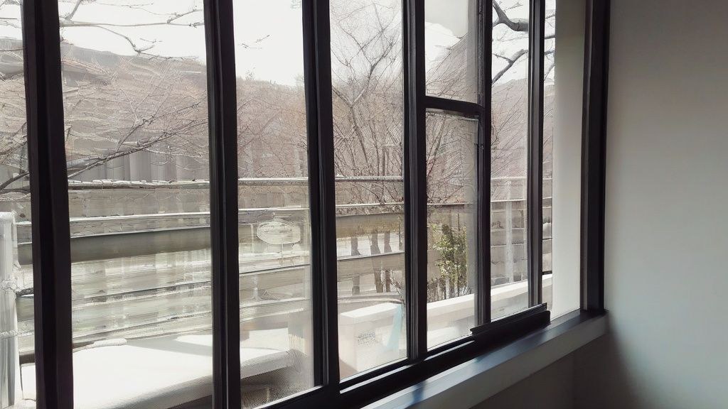 한국 가정집 책상 위에 놓인 최신형 가성비 노트북과 관련 액세서리들