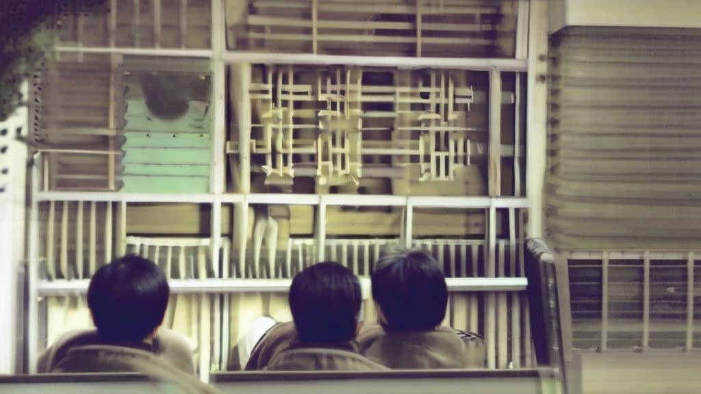 한국의 가정집에서 가성비 노트북을 사용하는 다양한 연령대의 사람들 모습. 따뜻하고 밝은 분위기.